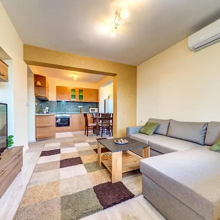 Bright Retreat With Balcony & Mountain Views By Flat Manаger