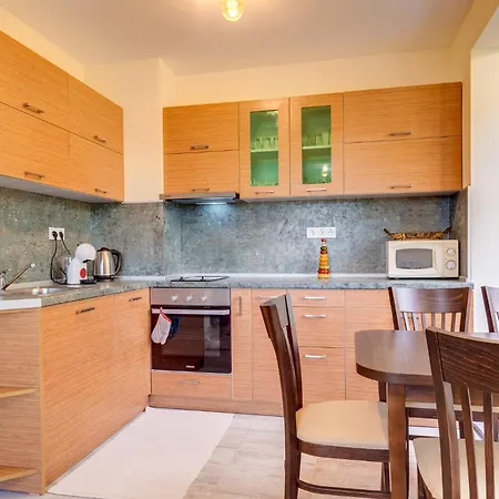 Bright Retreat With Balcony & Mountain Views By Flat Manаger