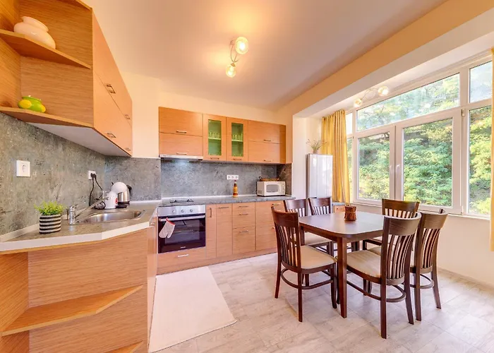 Bright Retreat With Balcony & Mountain Views By Flat Manаger Lejlighed