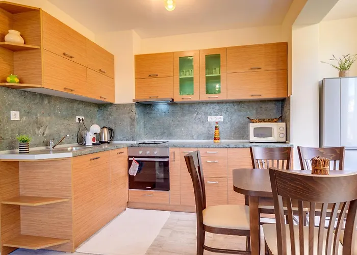 Bright Retreat With Balcony & Mountain Views By Flat Manаger