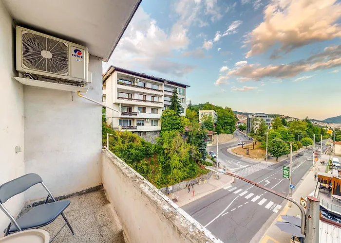 Bright Retreat With Balcony & Mountain Views By Flat Manаger